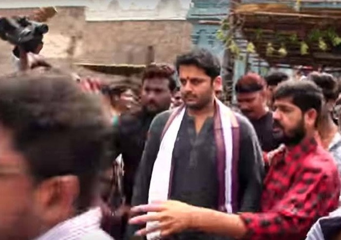 nithin,caught,red handed,temple  నితిన్‌ దొంగగా మారిపోయాడు!