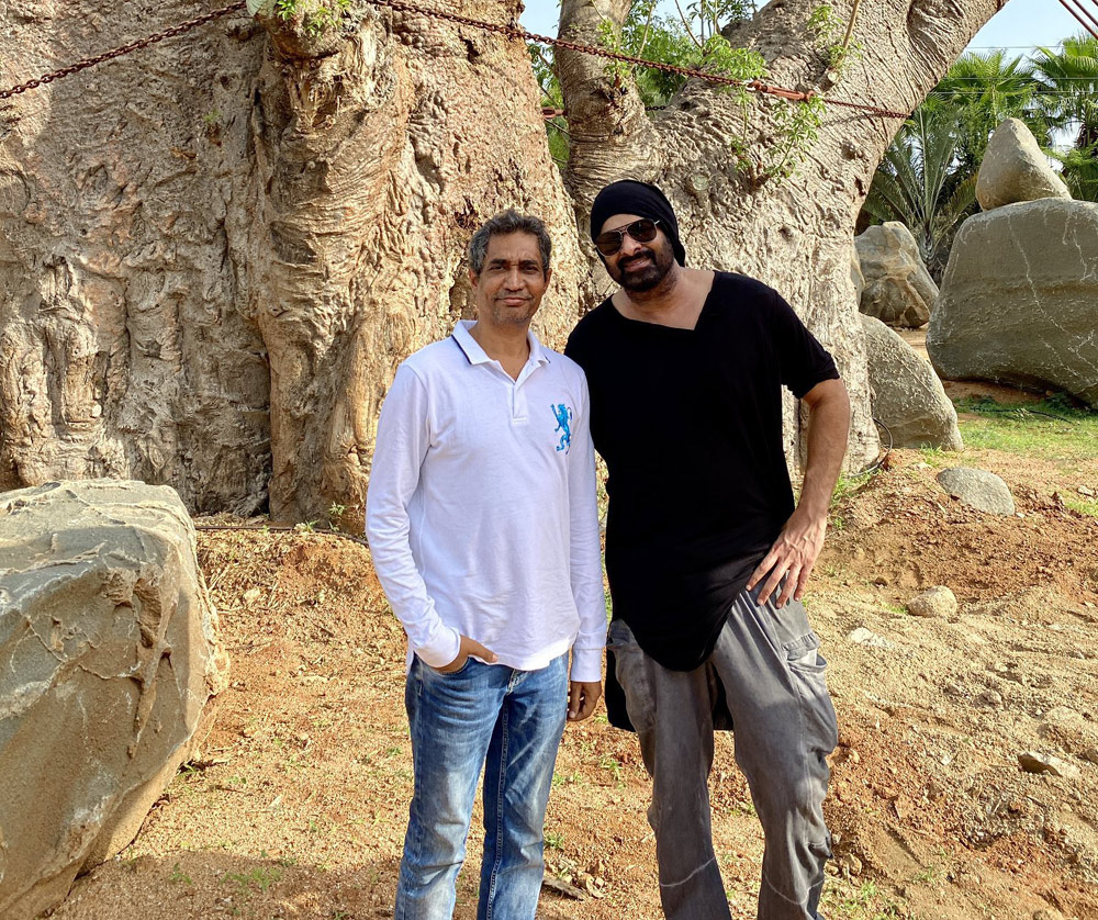 prabhas fans,prabhas,prabhas new look,salaar,prashanth neel  ప్రభాస్ లుక్ లో నో చేంజ్ 