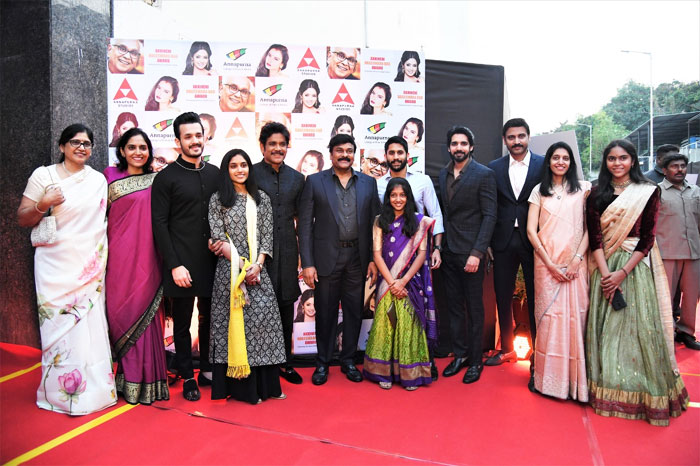 samantha,anr national award function,anr family,naga chaitanya,rekha,sridevi,chiranjeevi  అవార్డ్స్ ఫంక్షన్‌లో అక్కినేని కోడలేది?