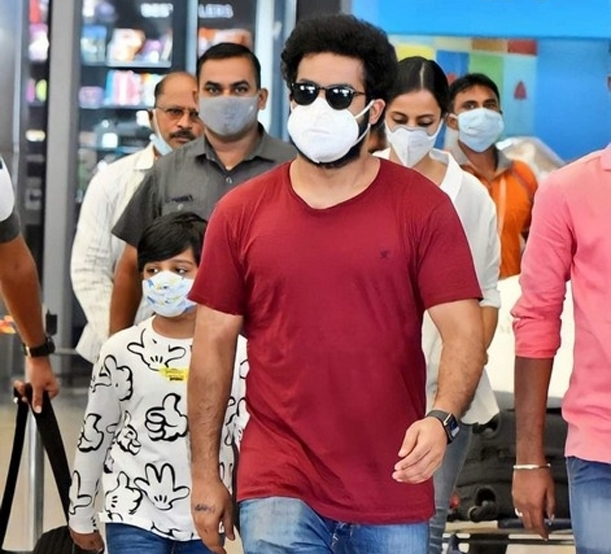 jr ntr,airport look,family trip,lakshmi pranathi,abhay ram  కొమరం భీమ్ సూపర్ స్టైలిష్ లుక్!!