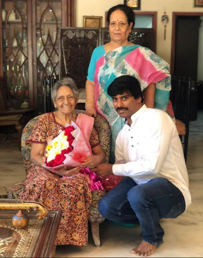 suresh kondeti,meets,ntr,first film,manadesam,producer,heroine  ఎన్టీఆర్ తొలి సినిమాకు 70 వసంతాలు