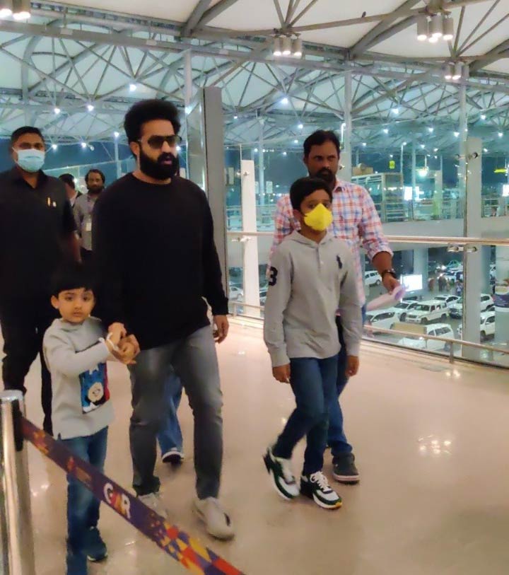 ntr,jr ntr family  ఫ్యామిలీతో వెకేషన్ మూడ్ లో ఎన్టీఆర్