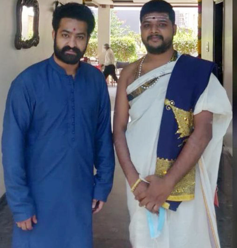 young tiger ntr,tarak,ntr latest click,ntr latest traditional pic,tarak new look,ntr rrr  ఎన్టీఆర్ ఫాన్స్ పండగ చేసుకుంటున్నారు