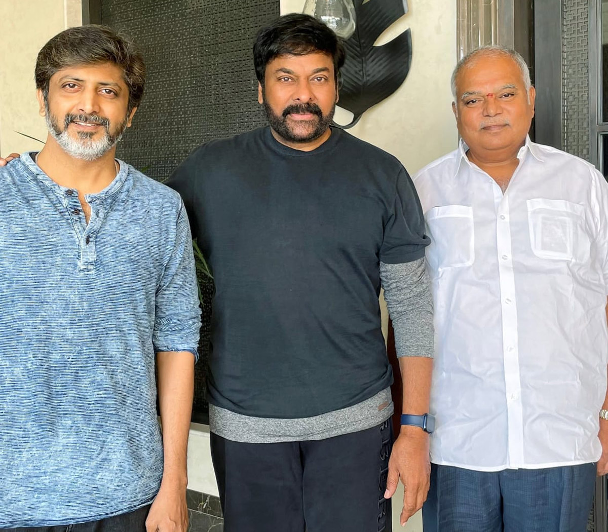 chiranjeevi,mega star,lucifer remake,mohan raja,nv prasad,director,chiru 153  రీమేక్ స్పెషలిస్ట్ చేతుల్లోకి.. చిరు ‘లూసిఫ‌ర్’ 