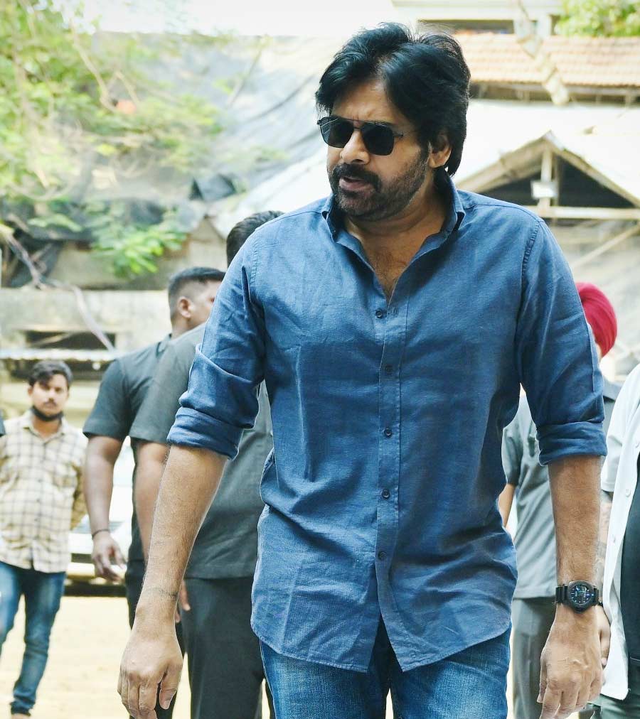 og,pawan kalyan  పవన్ ఫ్యాన్స్ కి OG మేకర్స్ బ్యాడ్ న్యూస్ 