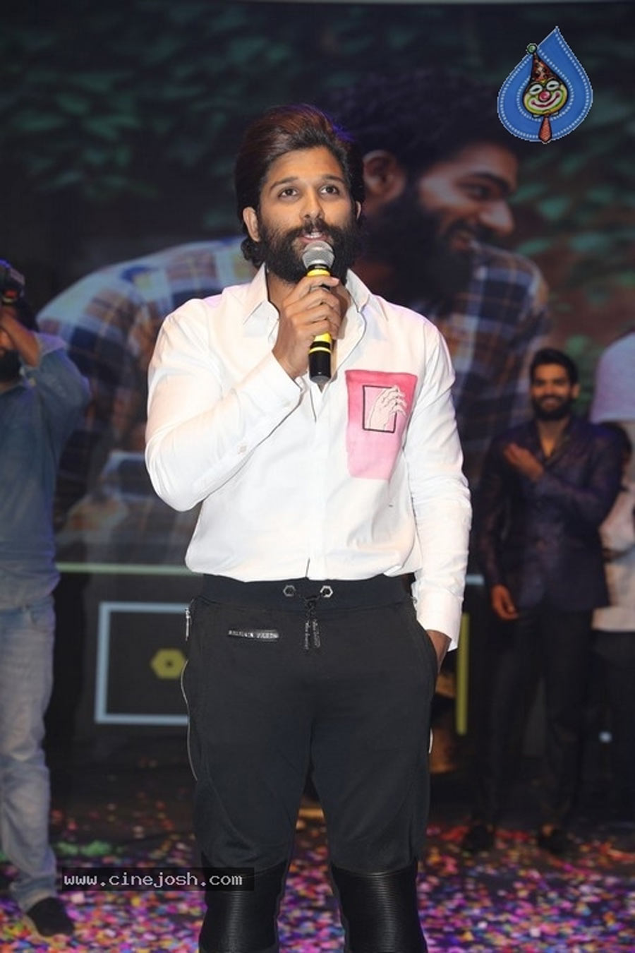 allu arjun,allu arjun pushpa movie,pushpa pan india film,pushpa and the crowd goes berserk,allu arjun as chief guest at chaavu kaburu challaga event,karthikeya,lavanya,bunny vas  పుష్ప గురించి ఒకే మాట.. తగ్గేదే లే