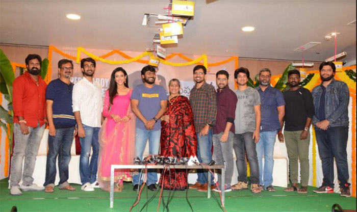 santhosh shobhan,paper boy,celebrate,success meet  పేప‌ర్‌బాయ్స్ అంద‌రికీ థ్యాంక్స్: సంపత్‌నంది