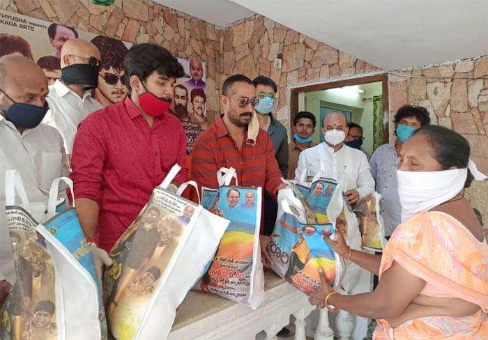 parari movie,hero yogishwar,distributes,groceries,unit members  సినీ కార్మికులకు అండగా పరారి మూవీ హీరో!!