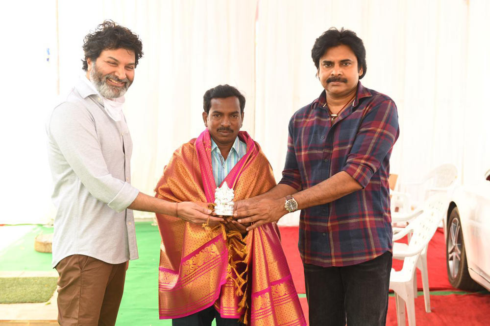 pawan kalyan,trivikram,rayalaseema folk,writer and singer penchal das,pawan  పెంచలదాస్ గౌరవం పెంచిన పవన్