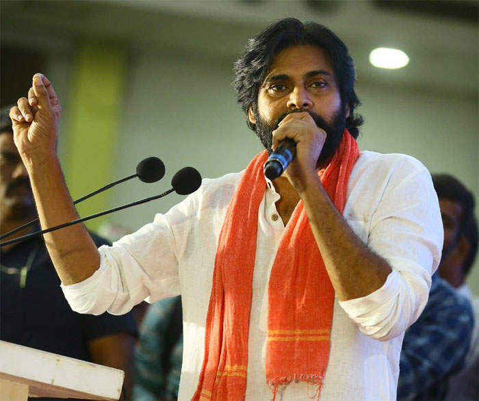 chiranjeevi,pawan kalyan,politics,movies,janasena,fans meet  చిరంజీవి ఫ్యూచర్ ఏంటో.. పవన్ చెప్పేశాడు! 