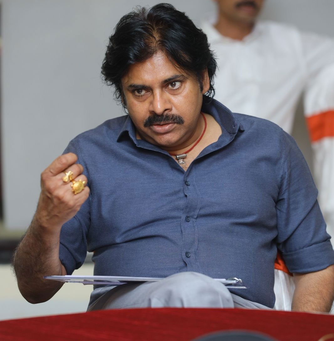 pawan kalyan  పవన్ ఆరాధించే హీరోలు ఎవరో తెలుసా..