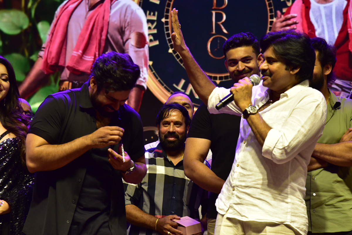 pawan kalyan,sai dharam tej,accident,bro pre release event  తేజ్‌ని బతికించవా దేవుడా అని కోరుకున్నా..