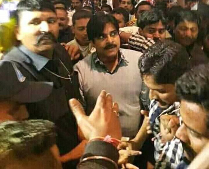 pawan kalyan,jana sena president,fans,airport,cm cm  సీఎం పవన్‌ జిందాబాద్‌...! 