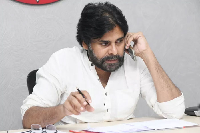 pawan kalyan,boney kapoor,dil raju,fired,angry,pink remake  సినిమా అనౌన్స్ చేసిన నిర్మాతలపై పవన్ ఫైర్!!