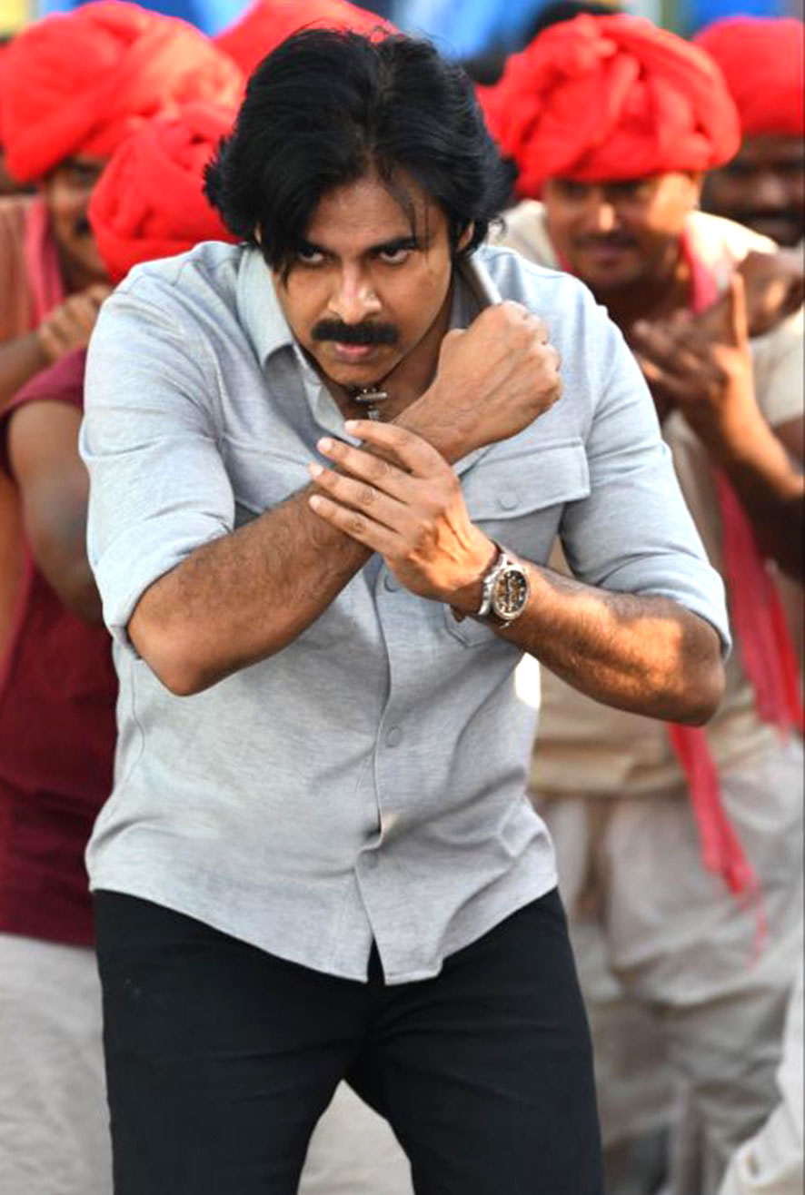 bheemla nayak latest still,pawan kalyan latest still from bheemla nayak,pawan kalyan new pic from bheemla nayak,bheem bheem song from bheemla nayak  పవన్ ఫ్యాన్సులో పూనకం పుట్టించాడు