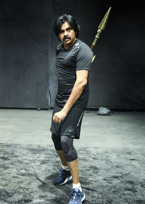 pawan kalyan,pawan kalyan macho look,hari hara veeramallu,hari hara veeramallu update  పవన్ లుక్ లో వేరియేషన్ చూసారా 