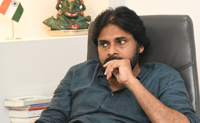 pawan kalyan,pink remake,power star pawan kalyan,politics,ap government  ‘పింక్’ రీమేక్‌: పవన్ అలా వాడుకుంటున్నాడా?