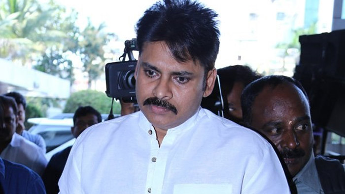 pawan kalyan,janasena,mirchi farmers,helpaing person,pawan kalyan on mirchi farmers issue  పవన్‌కి మంచి సలహాదారుడు అవసరం..! 