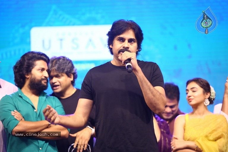 pawan kalyan,t ante sundaraniki movie,pawan kalyan speech at ante sundaraniki event,ante sundaraniki pre release event  పాలిటిక్స్ ఈజీనే, సినిమాలు చూస్తే భయం 