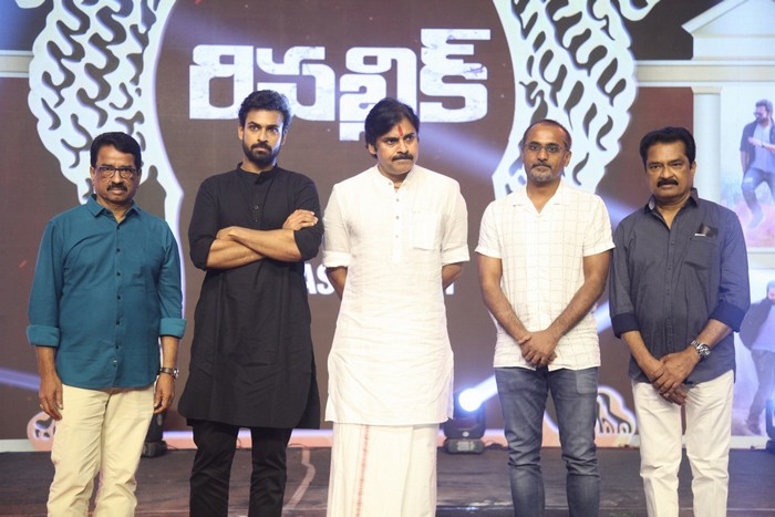 pawan kalyan,republic pre release event,sai tej,vaishnav tej,pawan kalyan speech at republic event  రిపబ్లిక్ ఈవెంట్ లో ప‌వ‌న్‌క‌ళ్యాణ్ స్పీచ్ 