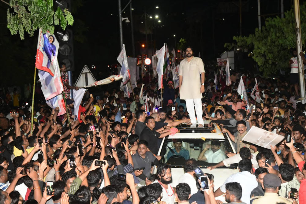 pawan kalyan,vizag,janasena,ycp  పవన్ కళ్యాణ్ వైజాగ్ షో బ్లాక్ బస్టర్ 