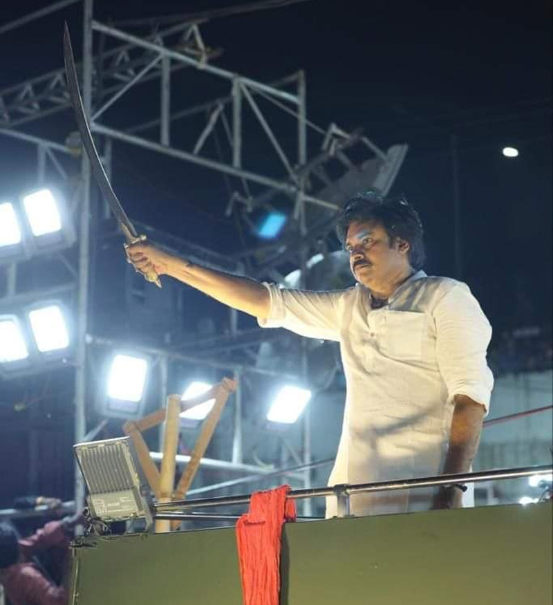 pawan kalyan,kattipudi junction,varahi vijaya yatra  జగన్ ఫోన్ చేస్తే అదే చెప్పా: జనసేనాని