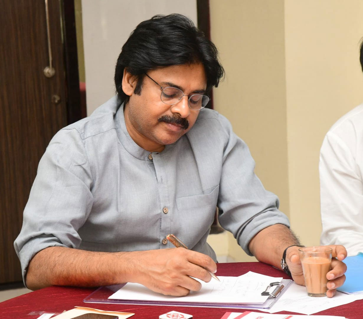 pawan kalyan  మహేష్, తారక్, ప్రభాస్ ఫాన్స్ కి పవన్ రిక్వెస్ట్