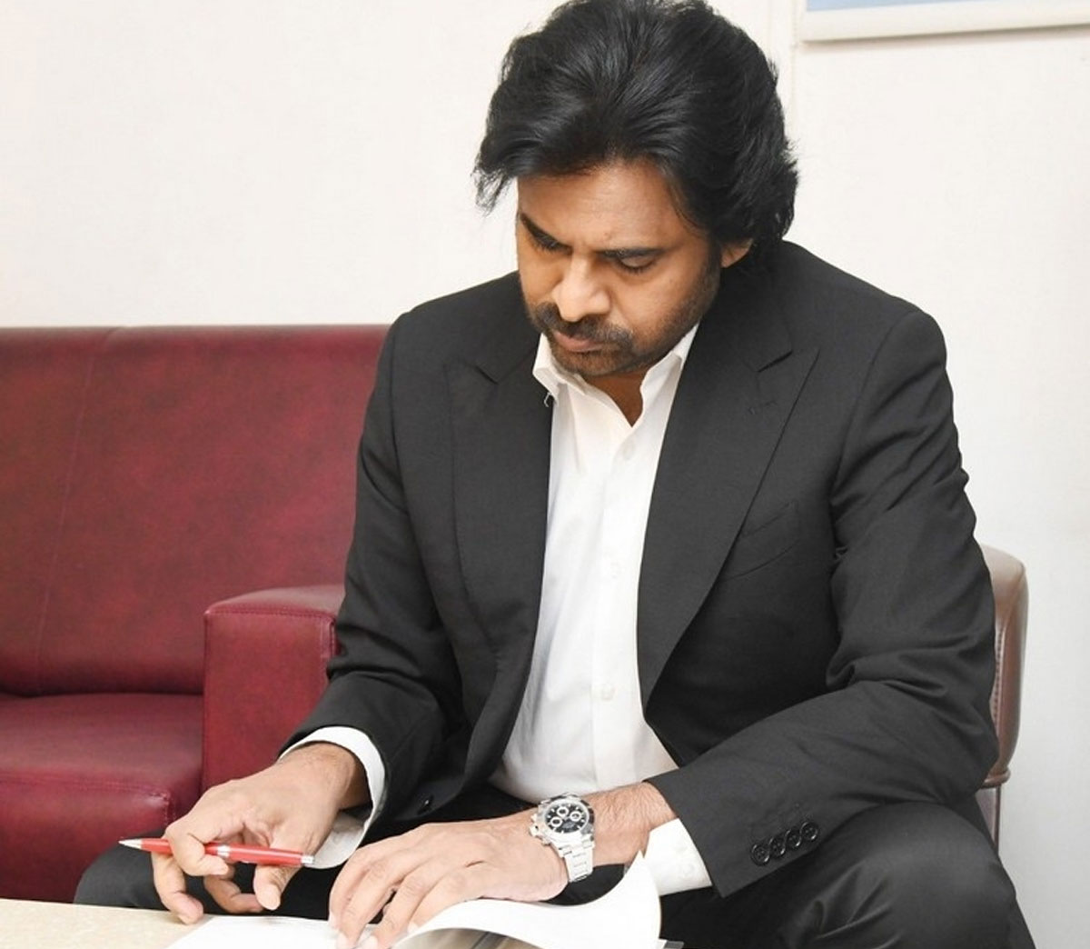 pawan kalyan,vakeel saab,ayyappanum koshiyum,remake  పవన్ జాయిన్ అయ్యే తదుపరి చిత్రమిదే!