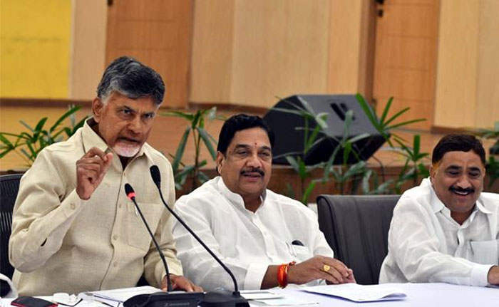 chandrababu naidu,sakshi,media,reporters,insult,tdp,ysrcp  మీడియాను భ్రష్టుపట్టిస్తున్నారు..! 