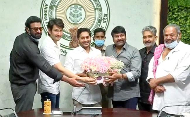 tollywood,cm ys jagan,perni nani,chiranjeevi,prabhas,mahesh babu  సినీ ప్రముఖులకి సీఎం జగన్ హామీలు 