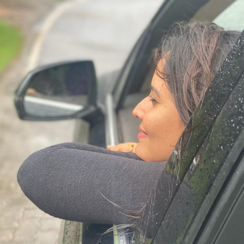 anchor anasuya bharadwaj,anasuya bharadwaj,anasuya latest pic,anasuya pic goes viral,anasuya bharadwaj photo,anasuya bharadwaj news  పిక్ టాక్: చిరు ఝల్లులో ఎంజాయ్ చేస్తుంది 