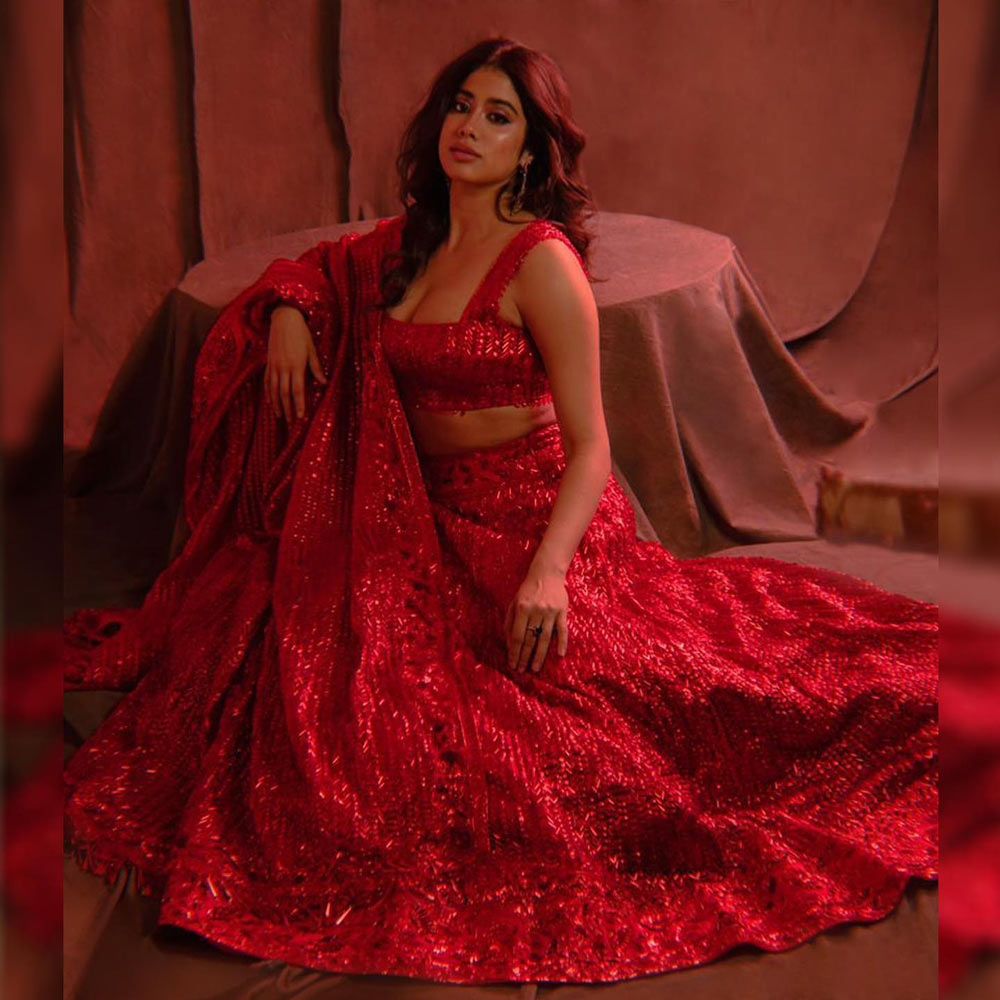 janhvi kapoor,janhvi kapoor looks smoking hot,janhvi kapoor in red dress  పిక్ టాక్: రెడ్ హాట్ బేబీ 