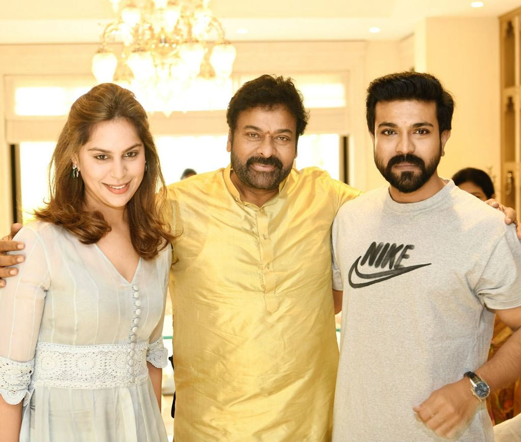 megastar chiranjeevi,chiru birthday special,chiranjeevi,ram charan and upasana  పిక్ టాక్: కొడుకు, కోడలితో మెగాస్టార్ 