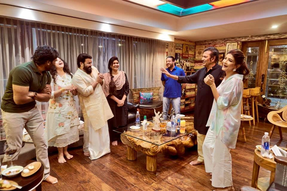 mohan babu,manchu mohan babu,mohan babu family,super star mohan lal,mohan lal - mohan babu,mohan babu family dinner time with mohan lal  పిక్ టాక్: మంచువారింట్లో మోహన్ లాల్