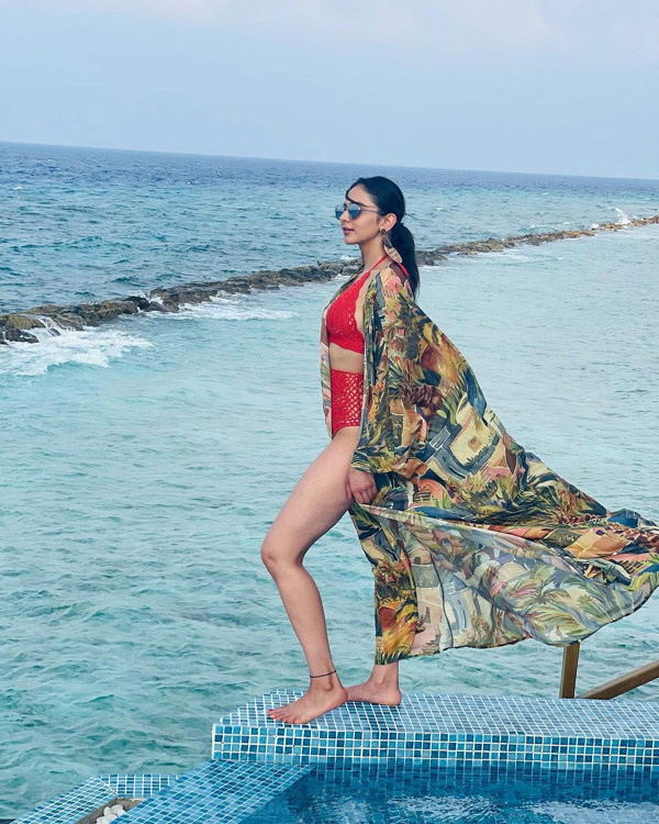 rakul preet,rakul preet bikini pic,rakul preet singh photos,rakul preet latest stills  పిక్ టాక్: వాటర్ బ్యూటీ 