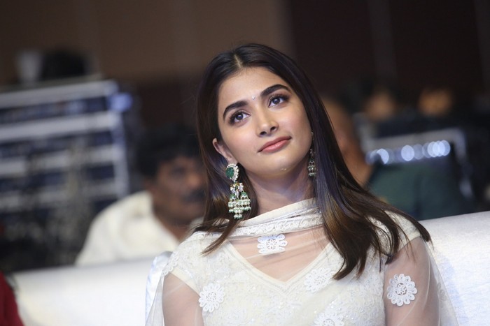 pooja hegde,pooja hegde latest photos,pooja hegde glamour photos,pooja hegde pics  బుట్టబొమ్మ పూజ హెగ్డే బ్యాచులర్ అందాలు 