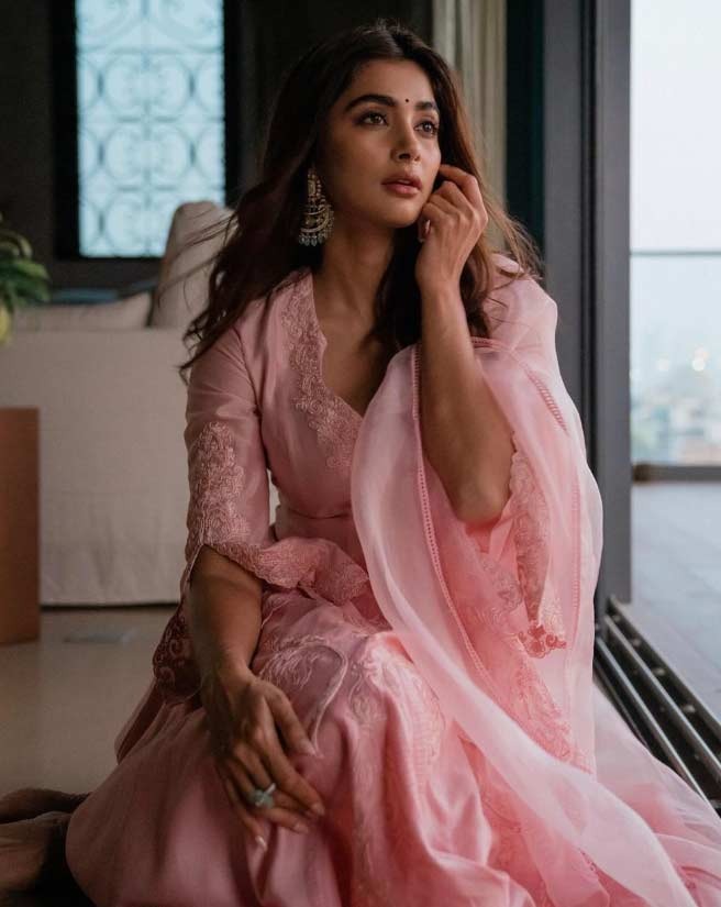 pooja hegde  పూజ హెగ్డే బ్యూటిఫుల్ లుక్ 