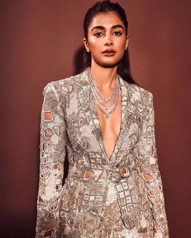 pooja hegde  లాంగ్ గ్యాప్ తో గ్లామర్ ట్రీట్ ఇచ్చిన పూజ హెగ్డే   