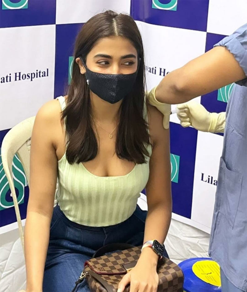 pooja hegde,the second dose,covid 19 vaccine,pooja hegde photos,pooja hegde news  వ్యాక్సిన్ వేయించుకున్న బుట్టబొమ్మ 