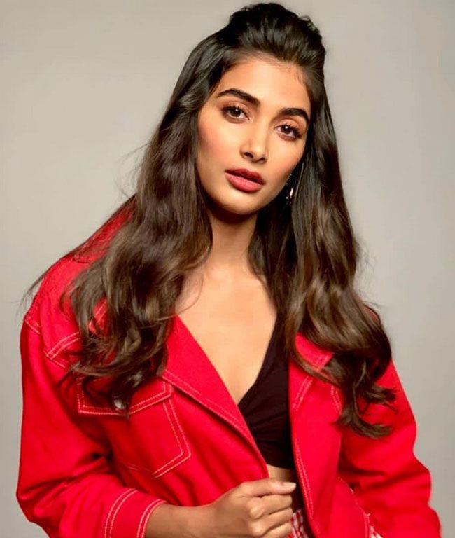 pooja hegde,pooja supporting kareena kapoor,kareena kapoor,bollywood,pooja hegde sensational comments,remuneration  పారితోషకంపై పూజ హెగ్డే సెన్సేషనల్ కామెంట్స్ 