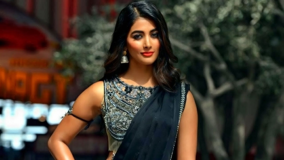 pooja hegde,telugu audience,expelled,south cine industry,apology,heroine pooja hegde  పూజా హెగ్డే.. క్షమాపణలు చెప్పాల్సిందే..!