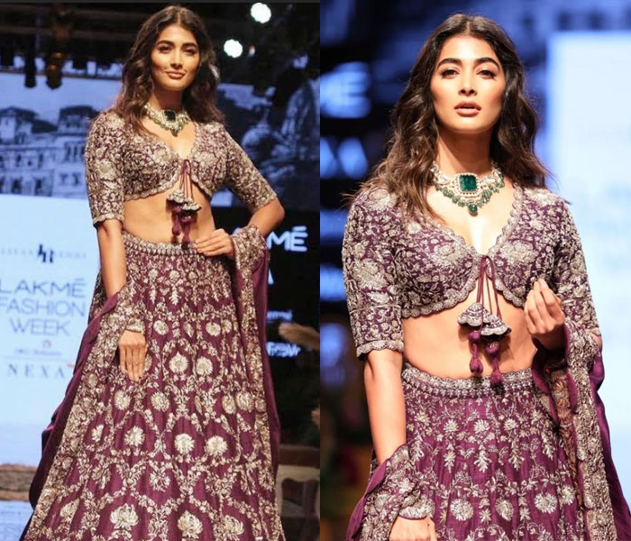 pooja hegde,ramp walk,lakme fashion week,heroine pooja hegde  పూజా హెగ్డే మతి పోగొట్టేసిందిగా..!