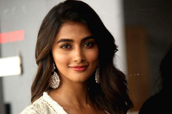 pooja hegde,hrithik roshan,quarantine days,tollywood heroes,heroine  క్వారంటైన్‌లో ఆ హీరోతో కలిసుంటా: పూజా హెగ్డే