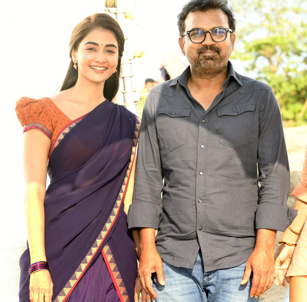 pooja hegde as neelambhari,acharya movie,pooja hegde,koratala siva birthday  నీలాంబరి లుక్ ని సింపుల్ గా రివీల్ చేసిన పూజ 