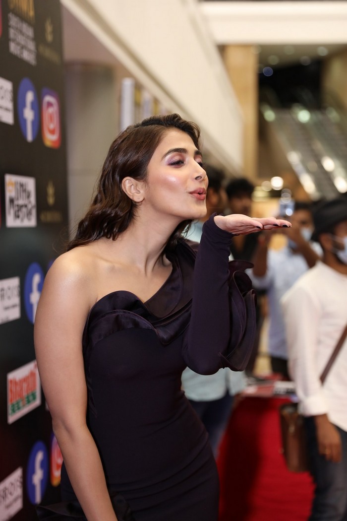 pooja hegde,pooja hegde glamour look,pooja hegde at siima2021