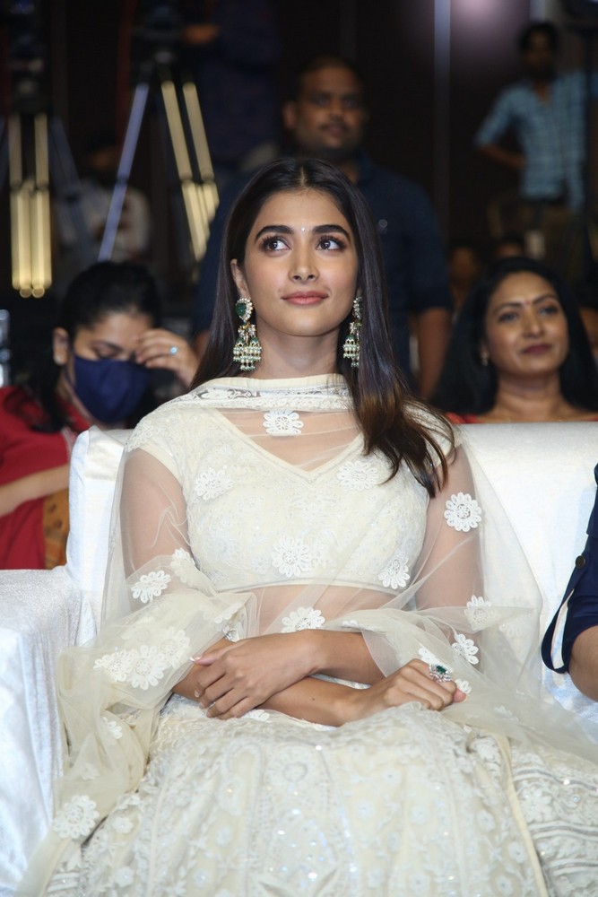 pooja hegde,pooja hegde latest photos,pooja hegde glamour photos,pooja hegde pics