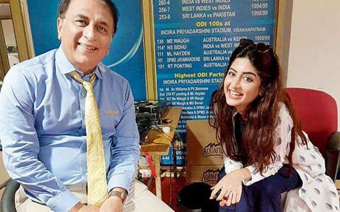 sunil gavaskar,poonam kaur,cricket,vizag,cinema,selfie  క్రికెటర్లకు ఉండే క్రేజ్‌కి ఇది నిదర్శనం! 