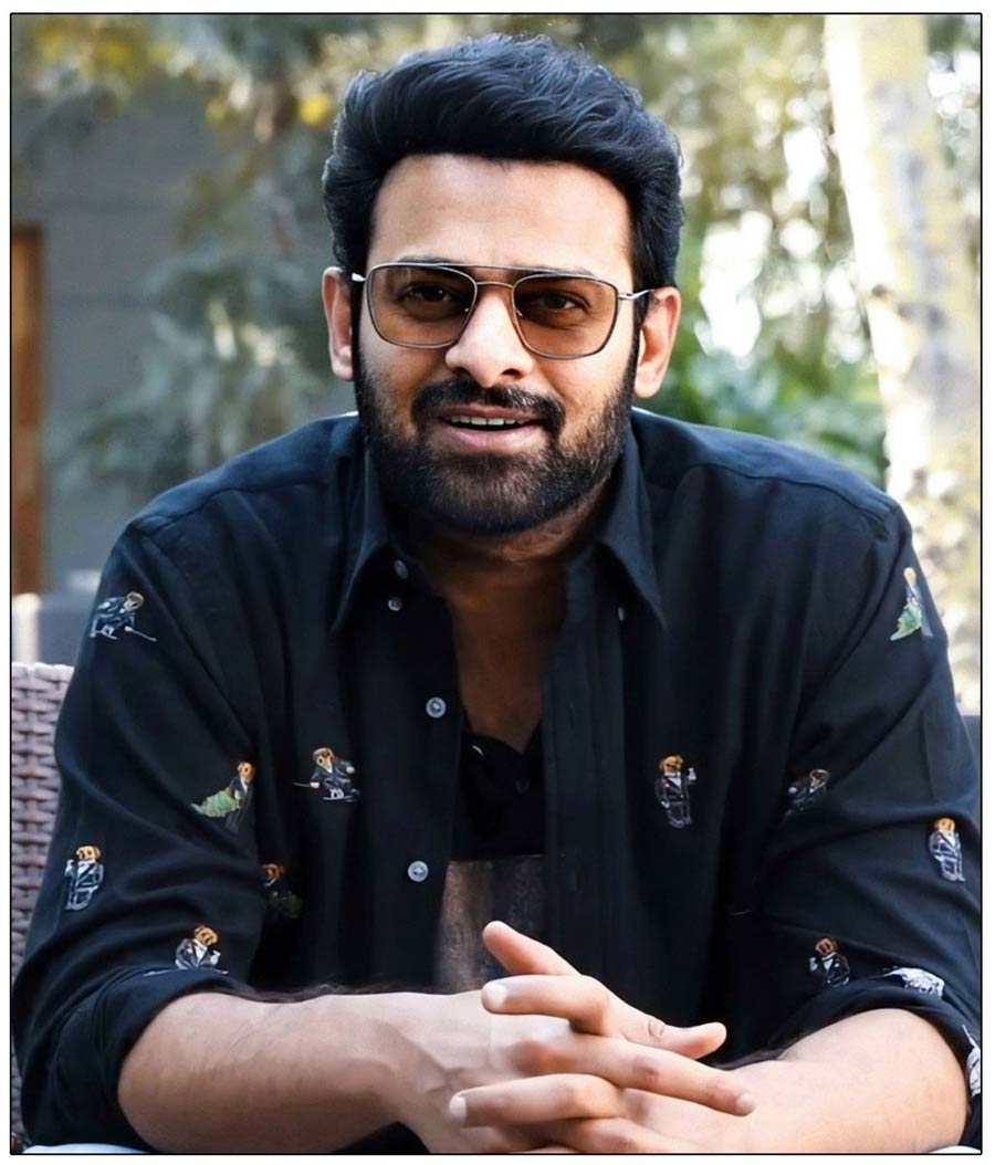 prabhas  రాజా సాబ్ సెట్స్ నుంచి ఫౌజీ సెట్స్ లోకి ప్రభాస్ 