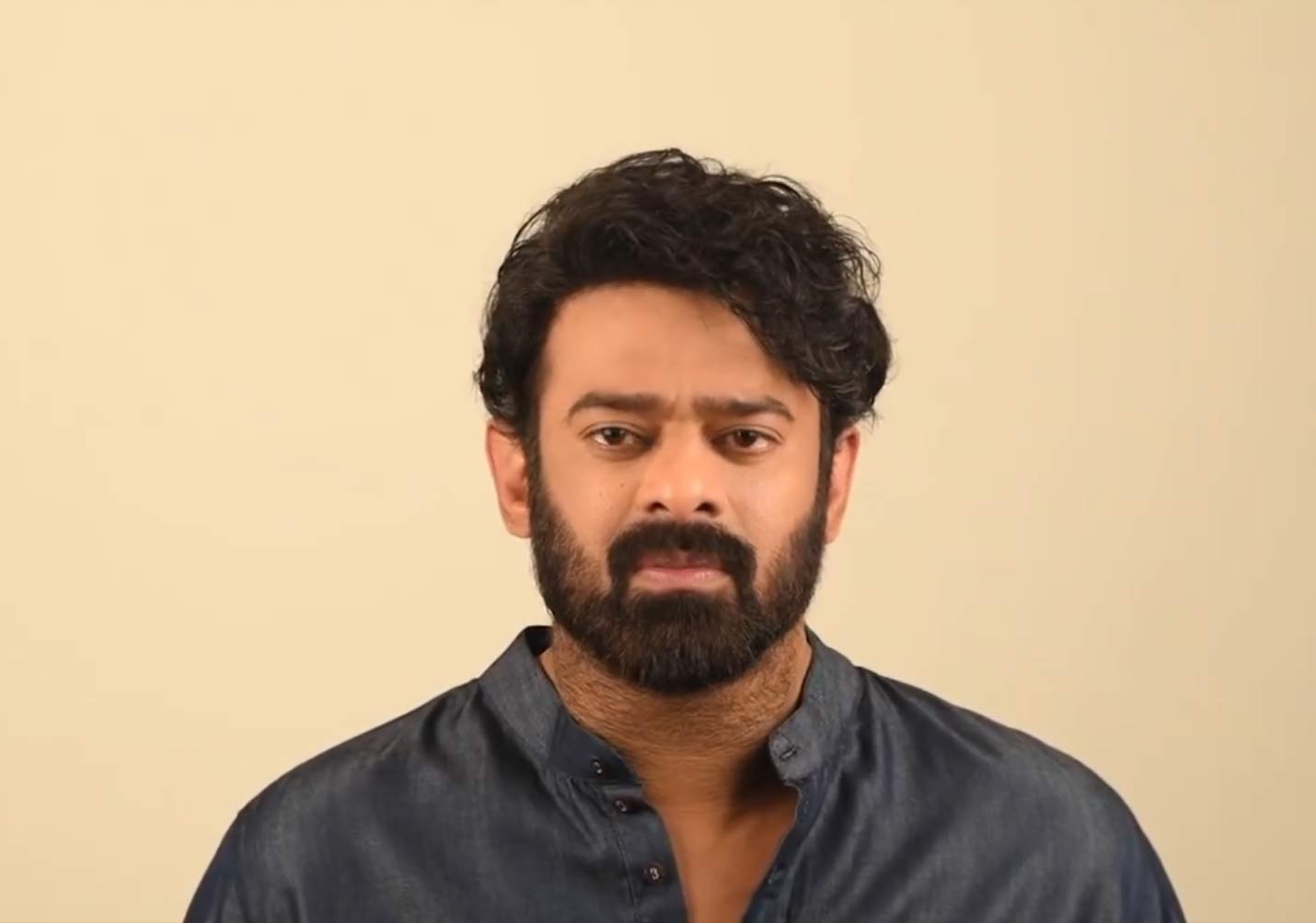 prabhas  కూల్ లుక్ లో ప్రభాస్ 