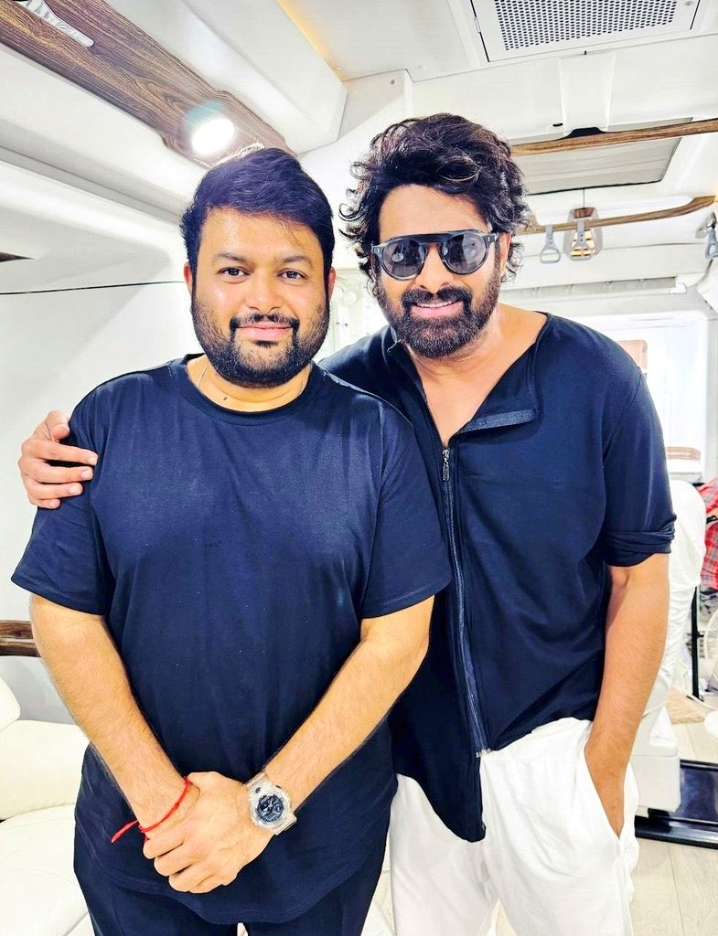 prabhas  ఛార్మింగ్ లుక్ లో ప్రభాస్ 